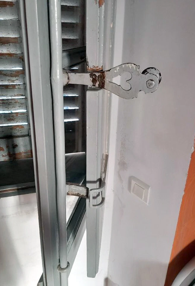 Anciennes fenêtres avec persiennes ou volets d'intérieurs. - Photo 3/3