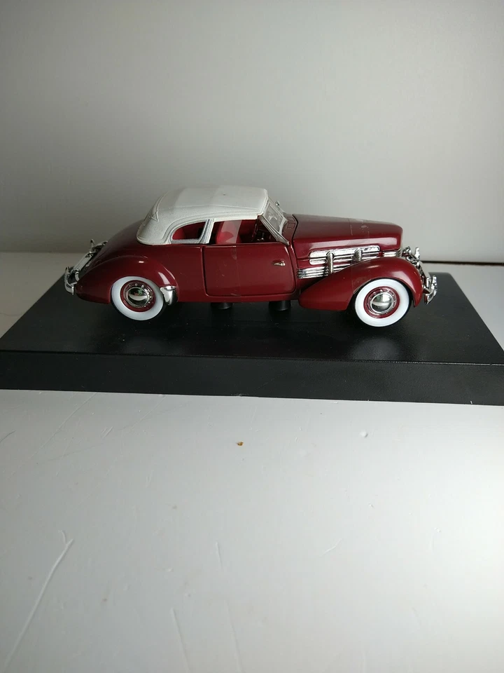 1937 Cord 812 Supercharged Burgundy 1/32 Diecast Car Signature Models #32312 - Image 3 of 4