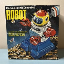 Vintage 1980s Electronic Sonic Controlled Robot In Box - Hong Kong