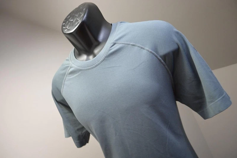 fabletics gym wicking fitted short sleeve athletic tee shirt