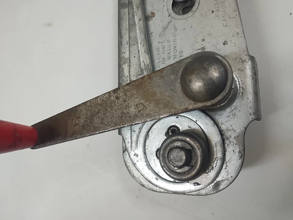 Abridor de latas de metal estilo montaje en pared vintage swing-a-way con abrebotellas Foto 4 de 4