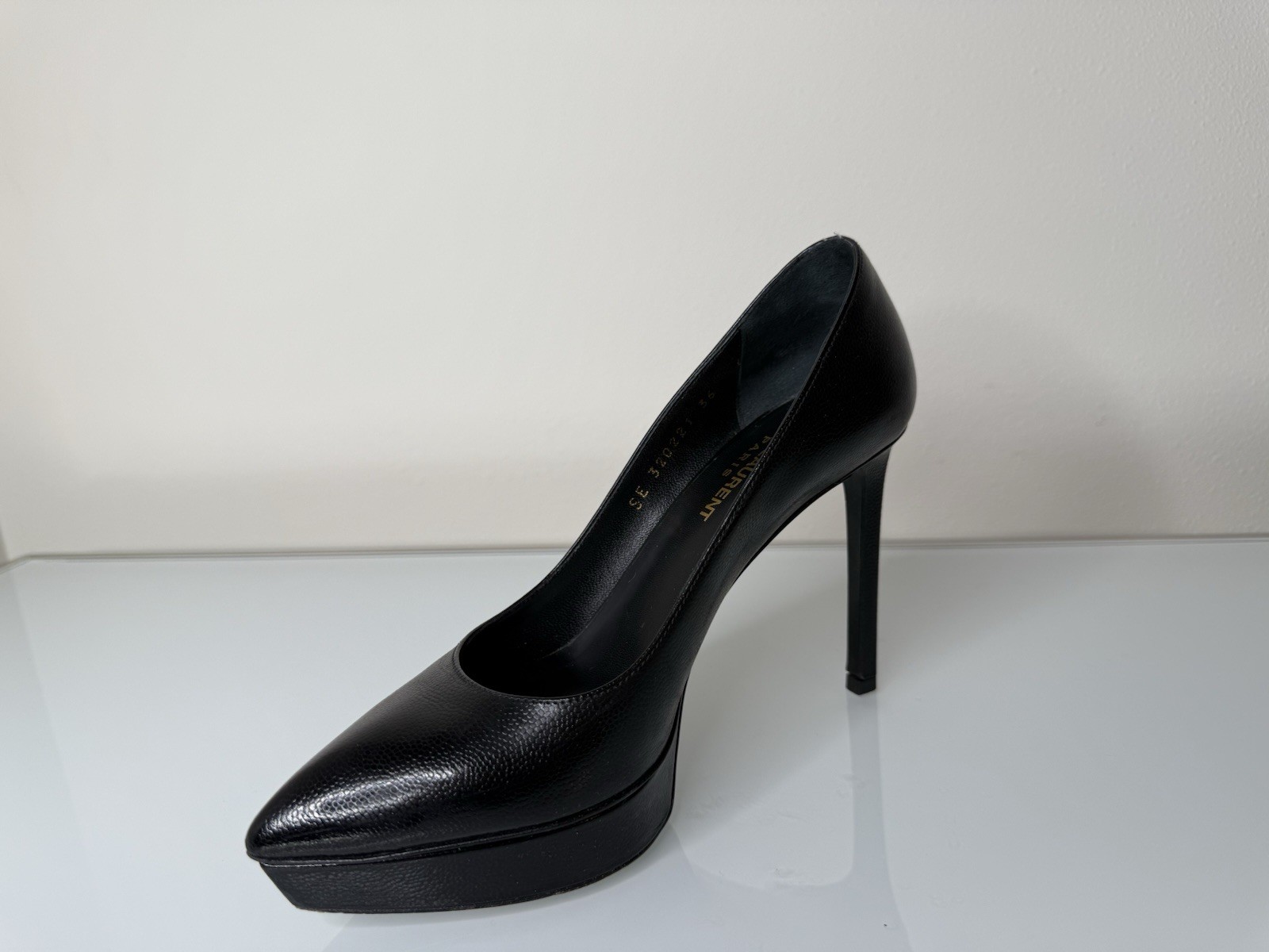 Scarpa a pompa Saint Laurent Janis punta nera pelle granulosa plateau $795 36EU