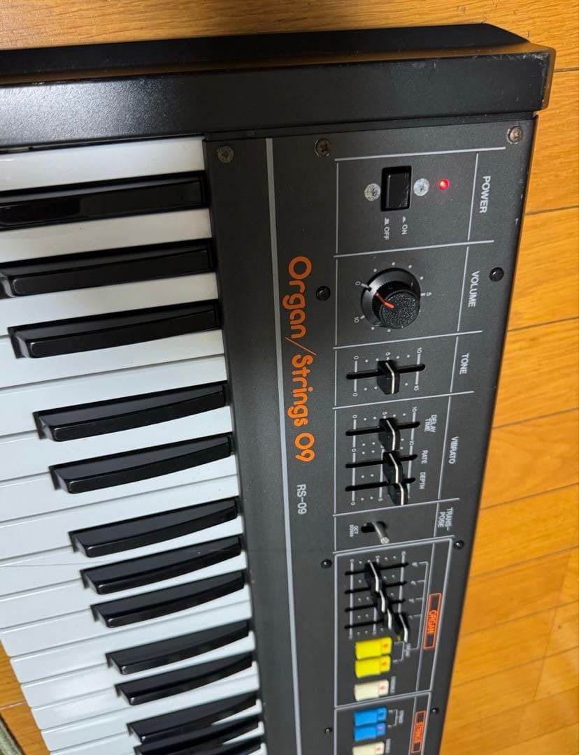 Roland RS-09 Synthesizer 61 Keys Organ Strings Keyboard Vintage
