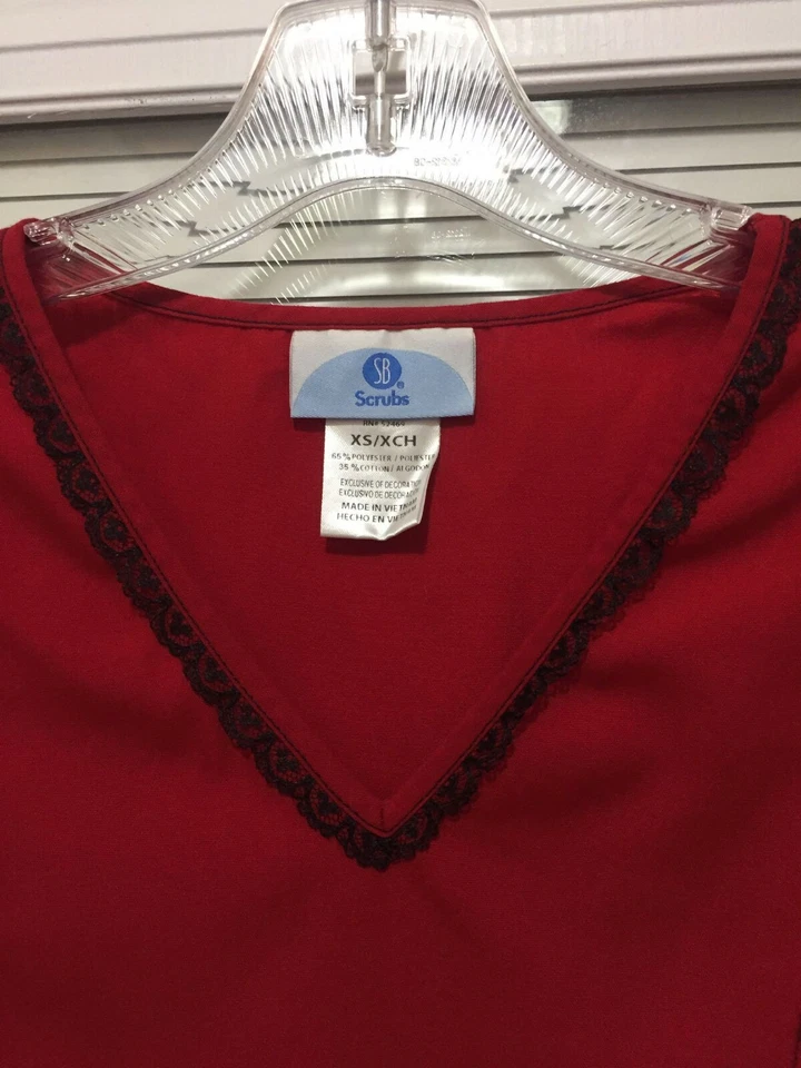 Blusa Médica SB para Mujer Roja con Encaje Negro Cuello en V Talla XS RN 52469 Foto 3 de 4