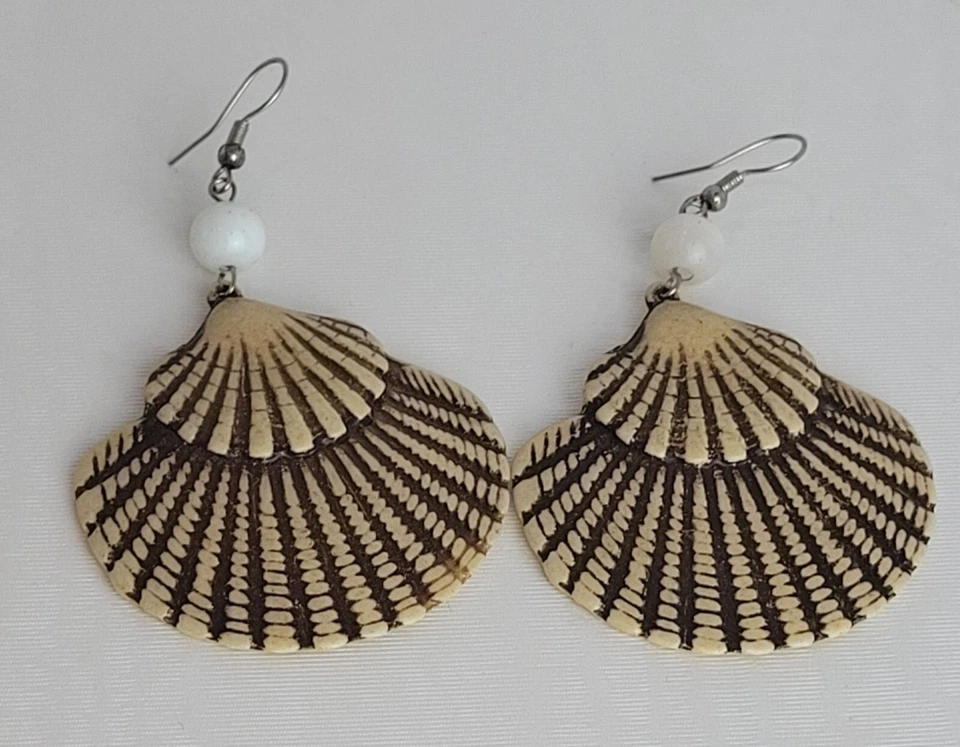 Pendientes colgantes tono plata gancho blanco ojo de gato cuentas redondas beige mar playa concha Foto 3 de 4