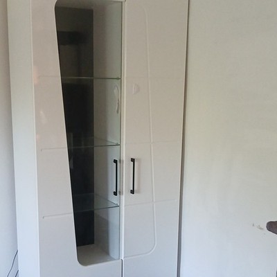 Weißer Hochglanz Schrank modern mit Glastür/Glasfront, 2 Türen, 3 Fächer