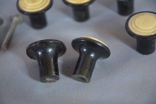 NICE SET 6 ANTIQUE ART DECO PLASTIC 1930 DRESSER KNOBS BLACK WHITE W SCREWS (V3) - Picture 7 of 7