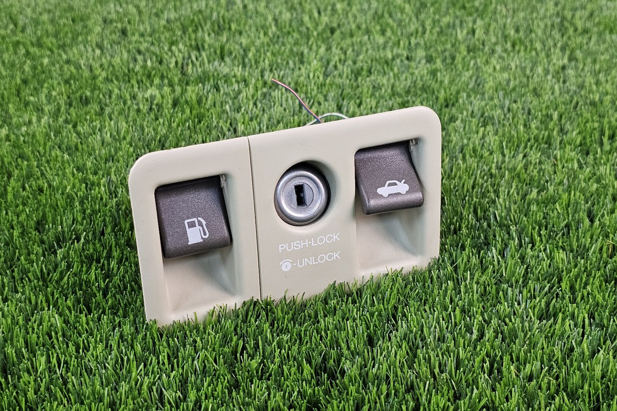 Lexus ホワイトレザーベルト RX(2022～)(LEXUS)のカスタム カラードシートベルト｜Upgrade