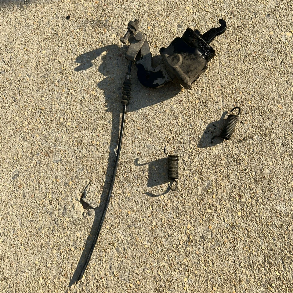 1999 TOYOTA 4RUNNER V6 2WD PARKING BRAKE LEFT REAR BRACKET BOOT SPRINGS OEM — 第 2/2 张图片