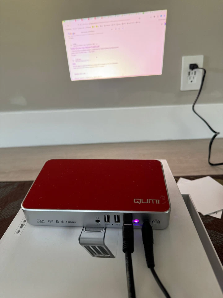 Vivitek QUMI HD pocket projector Q3PLUS-RD 1080p works small portable gaming - Image 2 of 3