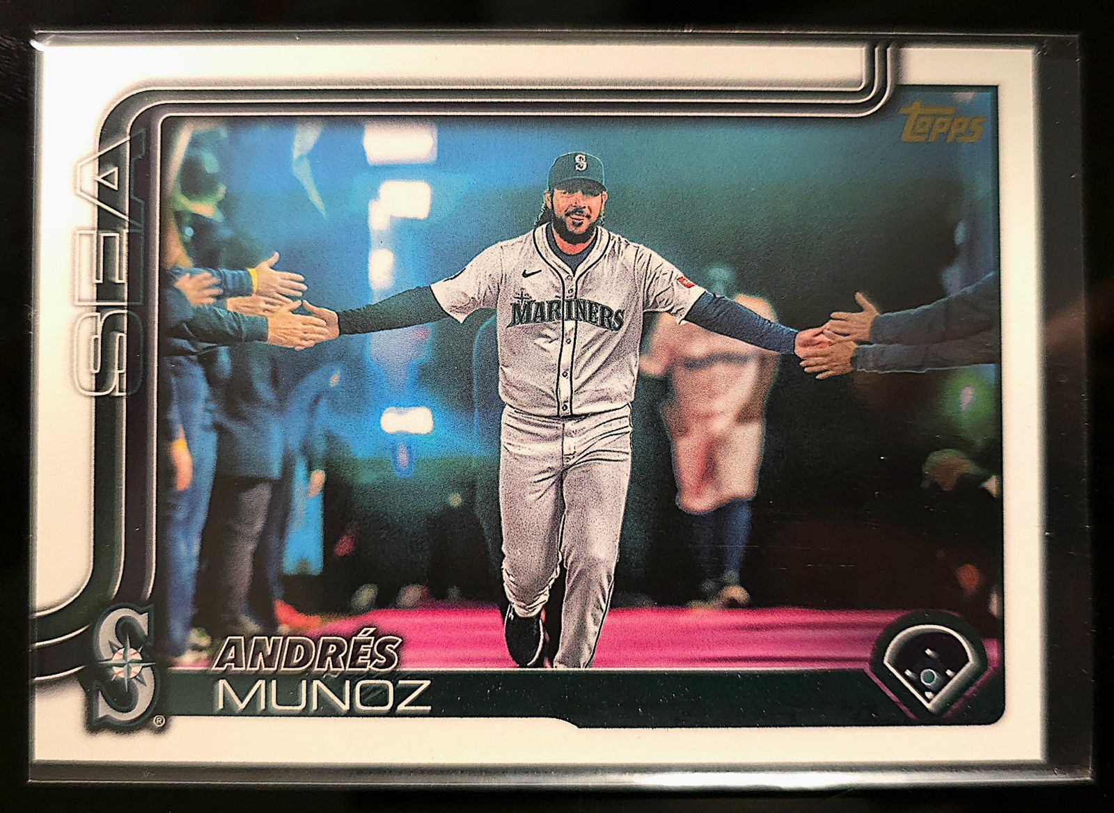 2025 Topps Update Series Andres Munoz Golden Mirror SSP Image Variation #US12