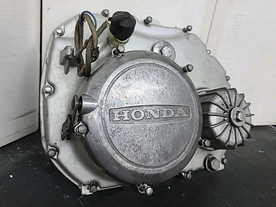 Honda CX500 1979 cubierta de embrague de transmisión del motor delantero, filtro de aceite y pernos  Foto 3 de 4