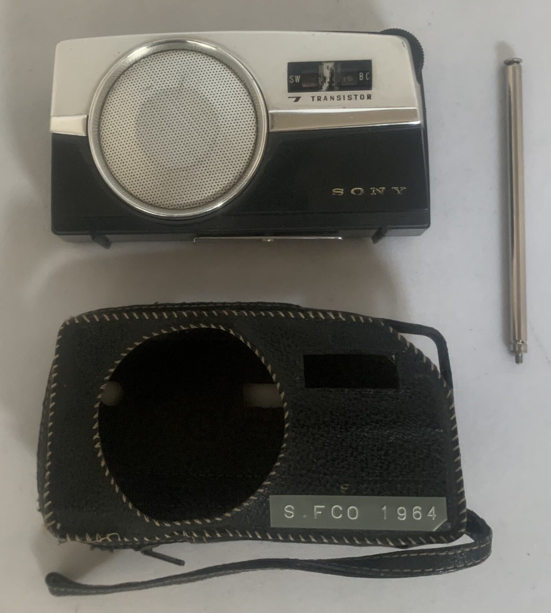 SONYラジオです。 Vintage Sony 7 Transistor Radio TR-725 Leather Case & Antenna For