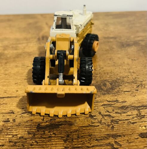 ERTL IH INTERNATIONAL HARVESTER LOADER 1:64 Vintage With 2 Hot wheels Dump Truck - Picture 4 of 17