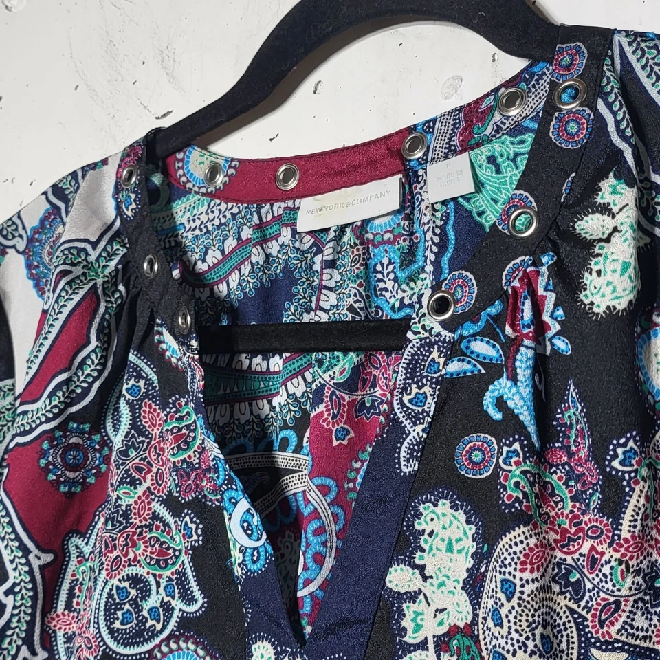 Женская блуза New York & Company фиолетовая и синяя с узором пейсли шелковистая с vneck размер Small - Изображение 4 из 4