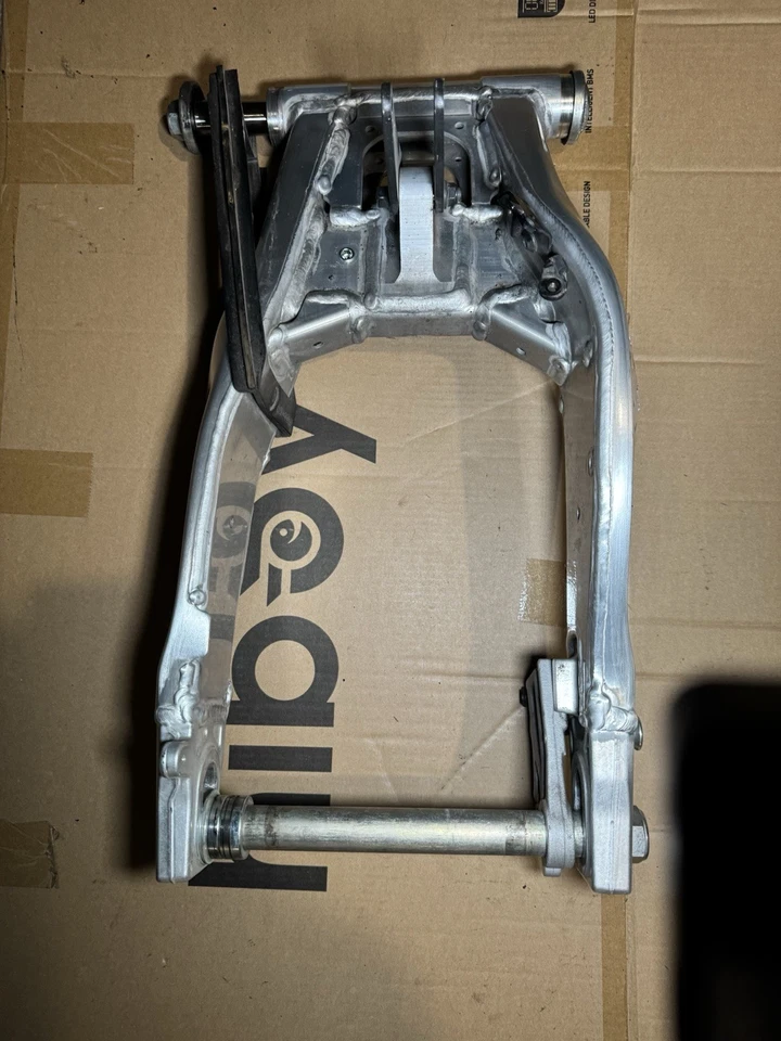 Brazo basculante Yamaha MT-09 Sp 2024 OEM buen estado Foto 3 de 4