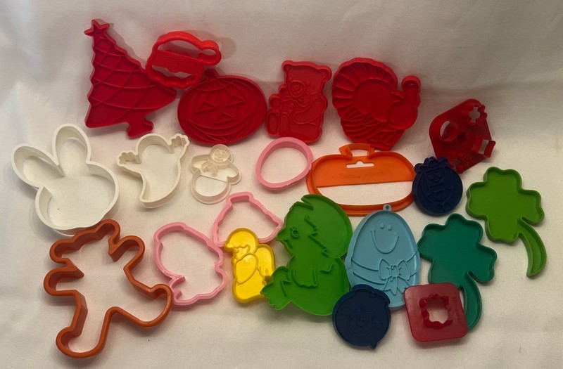 LOT Vintage Cookie Cutters TUPPERWARE chilton aluminum HALLMARK Wilton 1970-80s
