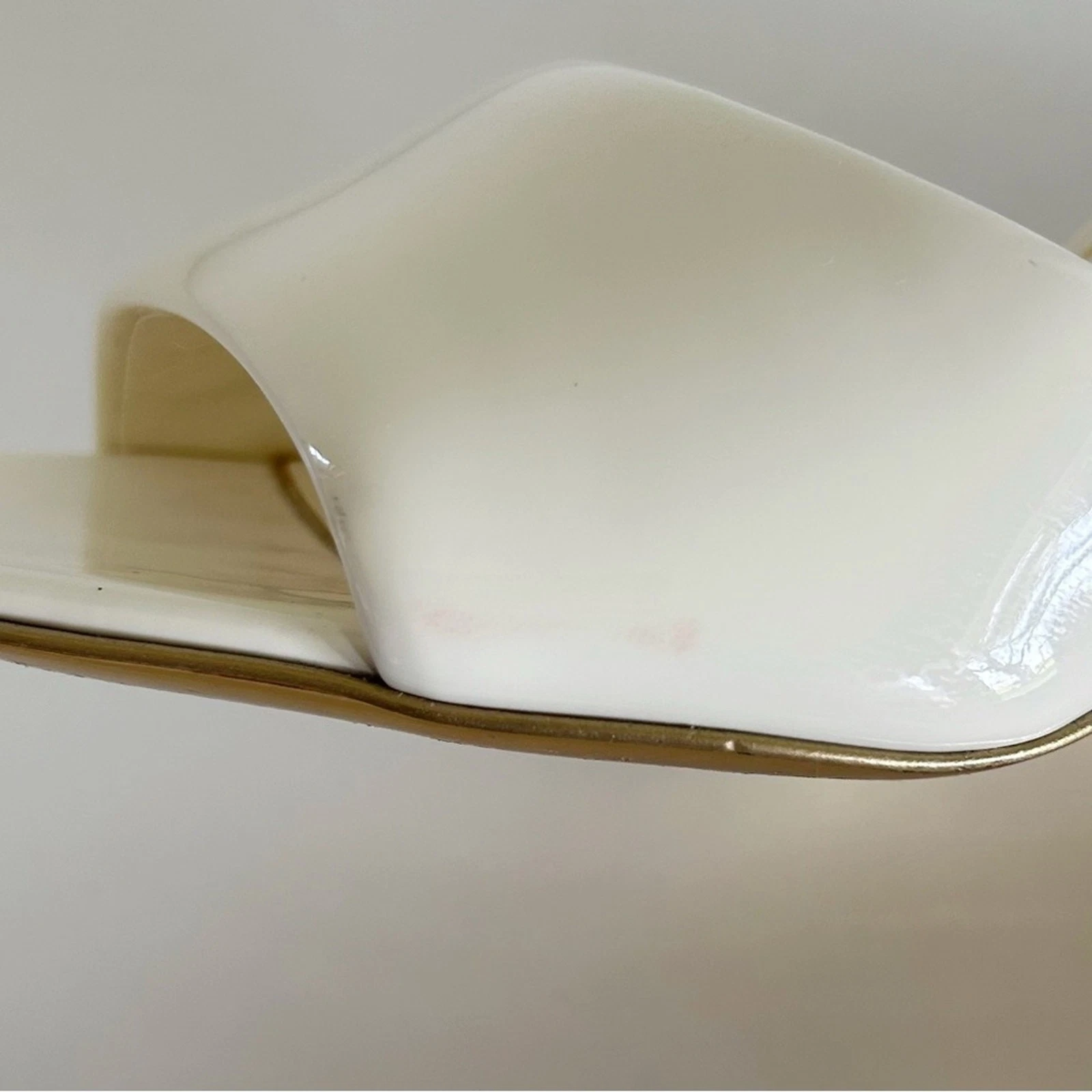 Tacchi Valentino Garavani One Stud Hyper in vernice bianca taglia EU 39