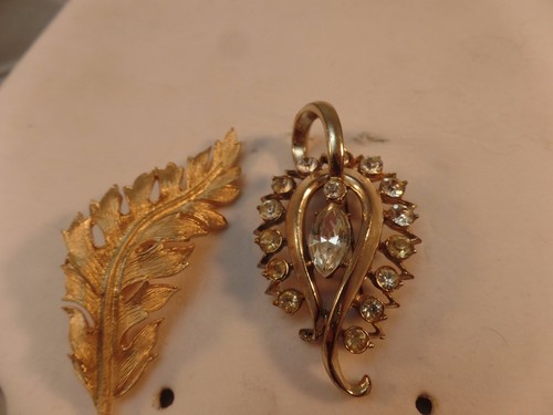 TWO Vintage Signed Coro Pins one Marked 1961. Gold-tone Leaf Design ,Rhinestone - Picture 5 of 9