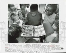 1992 Press Photo Perry Norman Copeland shows his basketball cards to his friends