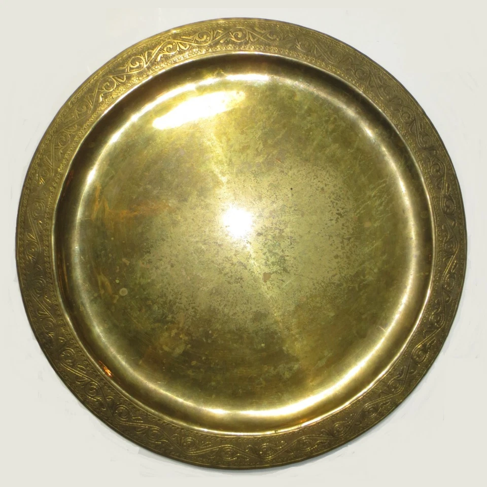 PRECIO BAJO! ANTIGUA PLACA DE LATÓN MARTILLADA A MANO DE ORIENTE MEDIO 13,5" con borde grabado Foto 3 de 4