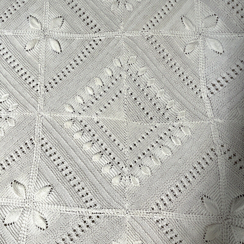 Vintage Hand Crocheted Bedspread Twin Size Diamond Pattern with Floret & Fringe - Picture 8 of 13