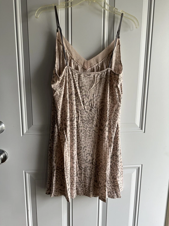 Camisón XL para mujer Jennifer Lopez estampado animal y estrás. Foto 2 de 4