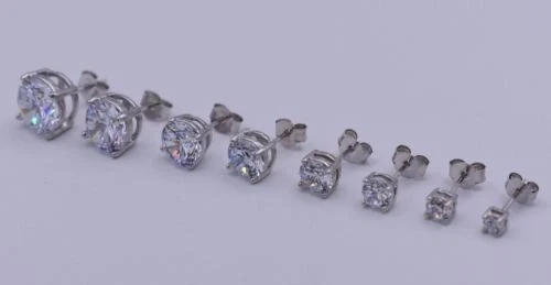 Aretes redondos con canasta de circonita cúbica de plata de ley en todos los tamaños de quilates 925 Foto 2 de 3