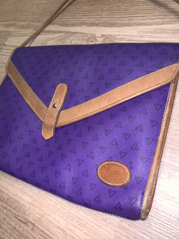 Cartera bandolera vintage 1985 Liz Claiborne púrpura estampado geométrico ribete de cuero Foto 2 de 4
