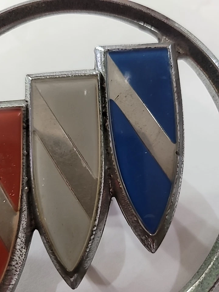 GM 25524988 Adorno de parrilla delantera para Buick Century 1986-1988. Usado OEM Foto 4 de 4