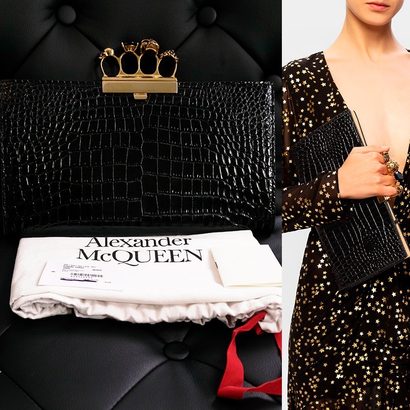 Alexander McQueen ブラック レザー バングル、ゴールド スカル McQueen // Black & Gold Leather Skull Wrap Bracelet – VSP Consignment