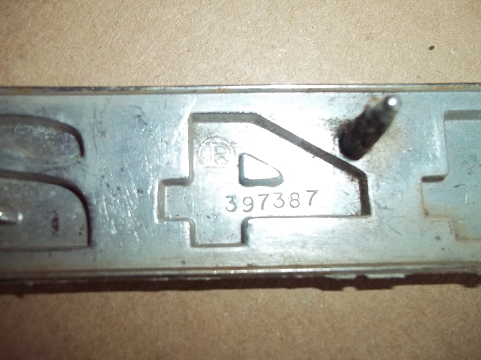Original GM 1967 Oldsmobile Cutlass 442 emblema de guardabarros 397387 OEM Foto 4 de 4