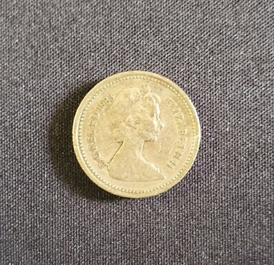 RARE 1983 (1) POUND QUEEN ELIZABETH II COIN WITH UPSIDE DOWN ENGRAVING ON RIM!