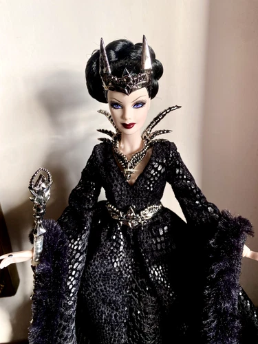 2015 Barbie Reine de la Forêt Sombre Collection Forêt Lointaine - Photo 2 de 6