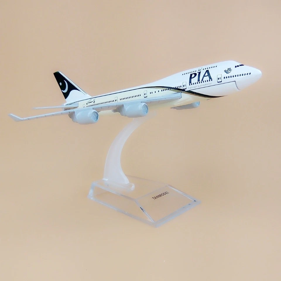 1:400 Diecast Airplane Model 16cm Pakistan International Airlines Boeing 747 PIA - Image 3 of 4