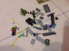 LEGO 7065 ALIEN CONQUEST MANY PIECES + 2 COMPLETE MINIFIGURES/BOX SEE PHOTO