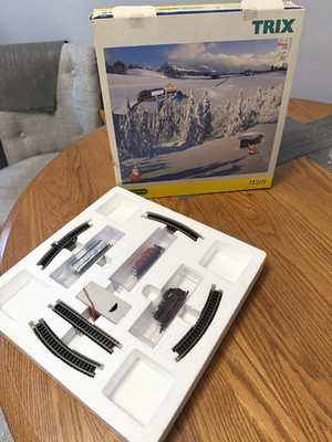Trix Minitrix N Scale Set Germany Christmas Diorama NIB 11201