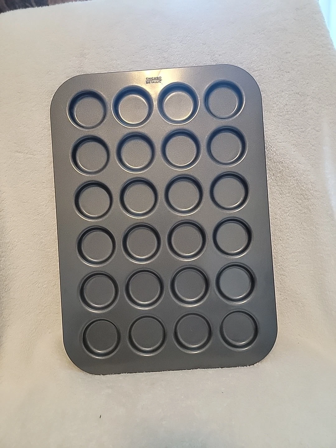 Chicago Metallic 45245 Mini Muffin Pan,24 Moulds