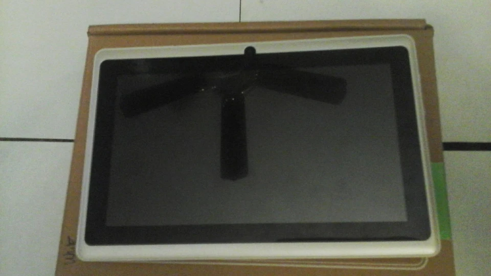 Tablet NeuTab N7 Pro 7 pulgadas Android 4.4 Kitkat disco duro de 8 GB, blanca, bonito aspecto. Foto 2 de 3