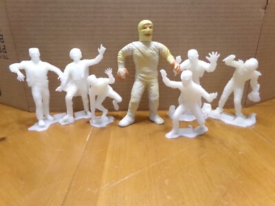 UNIVERSAL STUDIOS MONSTERS VINTAGE GLOW IN THE DARK SET (BROKEN