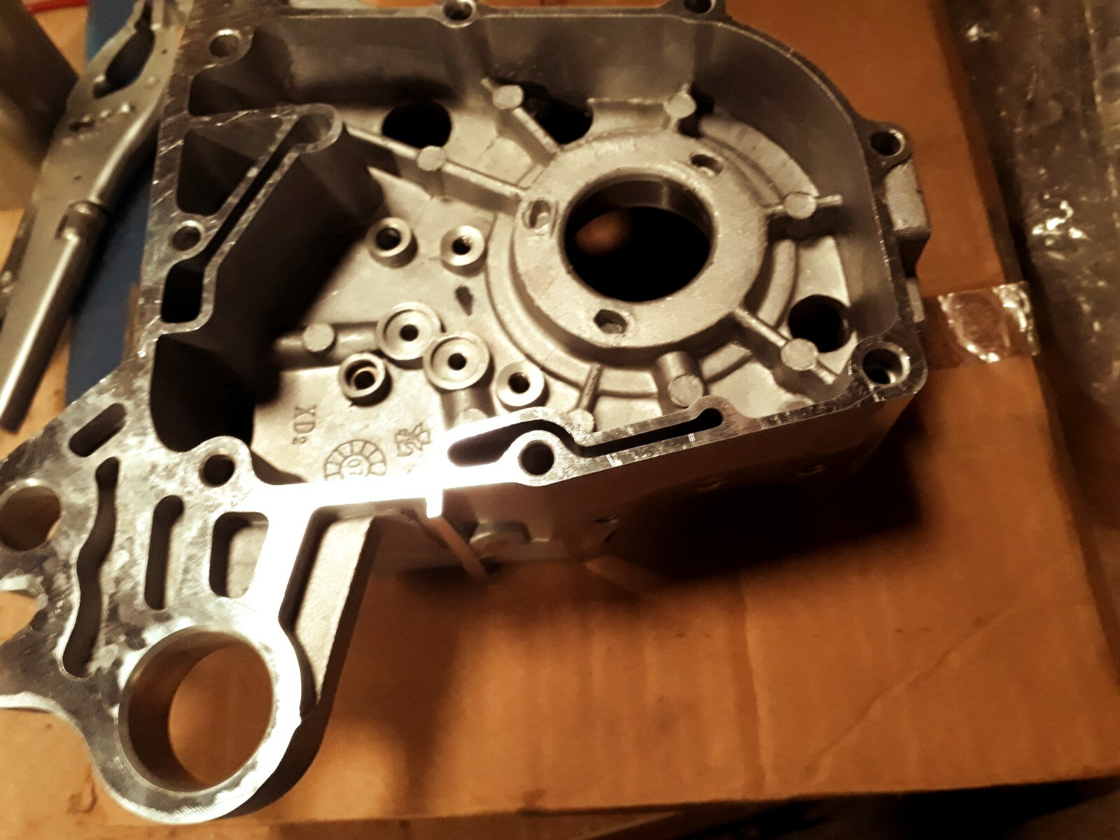 Carter moteur droit pour entretien et réparation de Peugeot Kisbee 50 4T