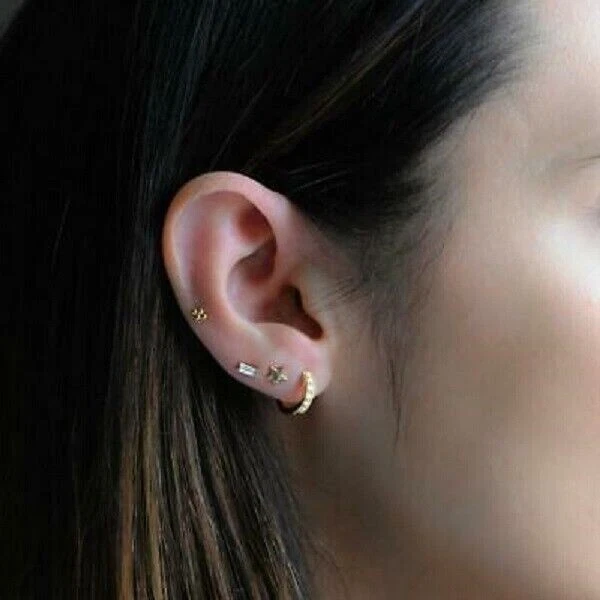 Pendientes de aro Huggie de ópalo de fuego de corte redondo de 2 quilates con acabado en oro amarillo de 14 quilates Foto 2 de 4