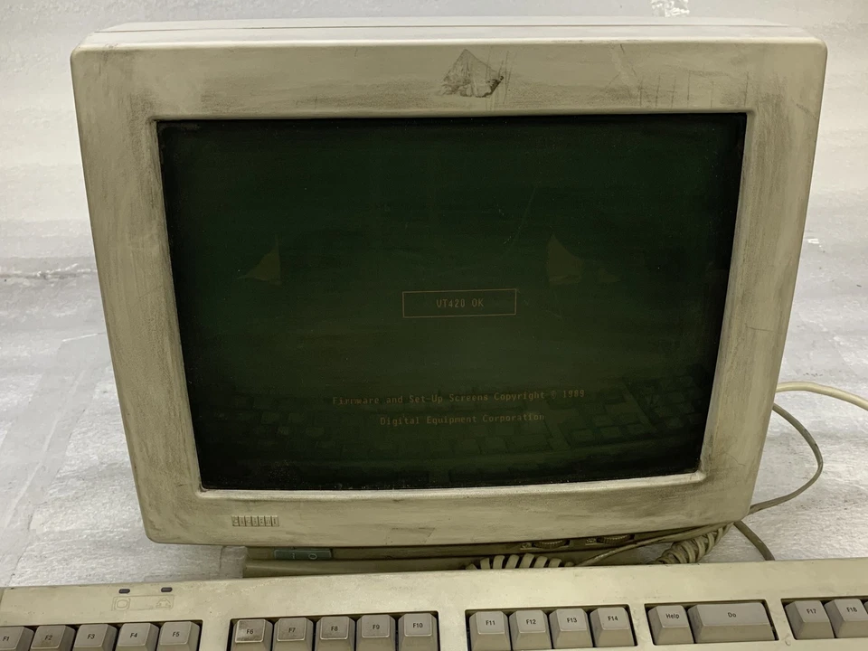 Terminal ámbar vintage Digital Equipment Corp DEC VT420 con teclado LK401-AA Foto 2 de 4