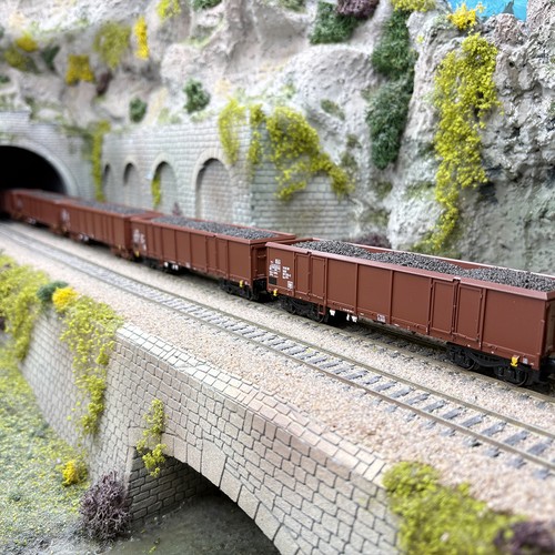 Coffret de 6 wagons-tombereaux type Eas 5949/5971, chargés de lignite, DR, Ep. I | Condition: Neuf