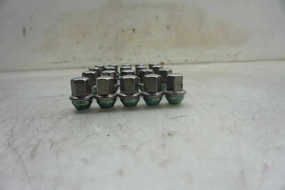 Juego de 20 tuercas de rueda Chevrolet Trax 2024-2025 OEM Foto 2 de 4