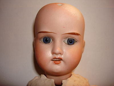 Poupée à tête en porcelaine - France