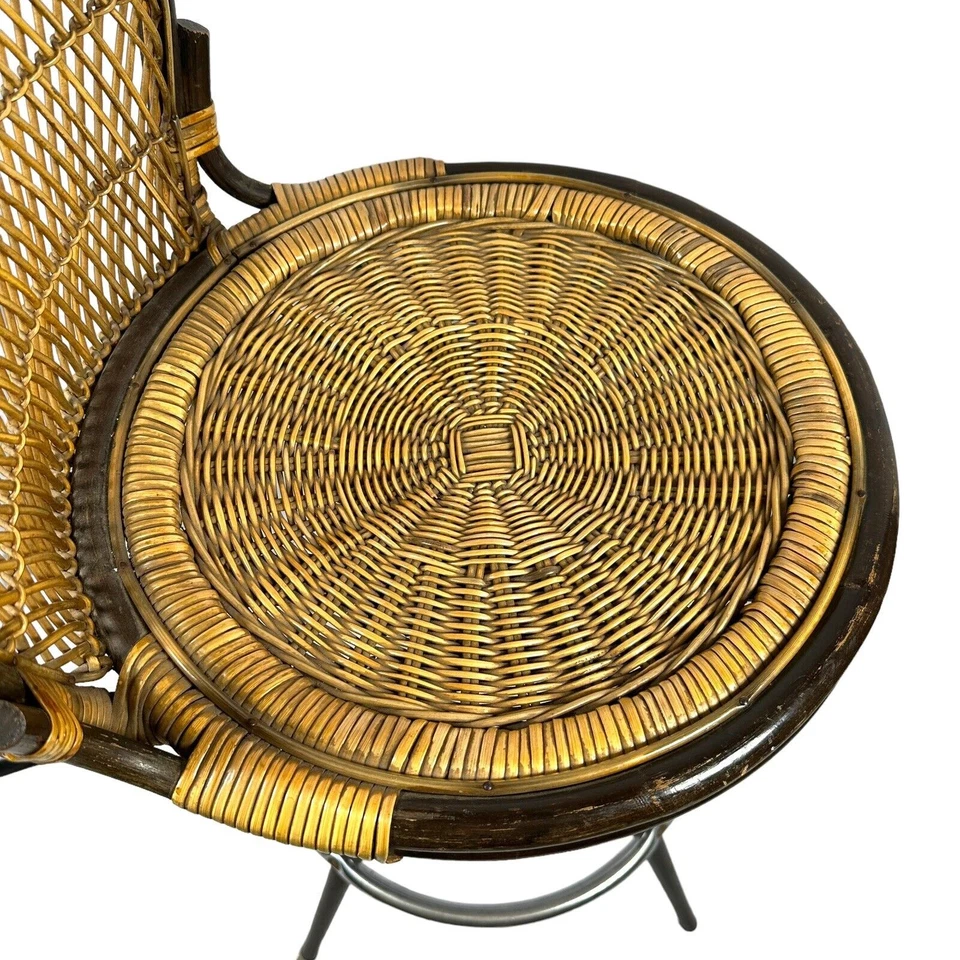 Juego de 2 sillas giratorias vintage MCM de mimbre y ratán años 70 mediados de siglo modernas Foto 4 de 4