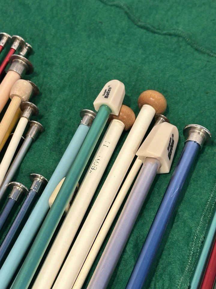 Gran Lote de Agujas de Tejer Tamaños Variantes Bates & Boye Madera Aluminio Plástico Foto 3 de 4