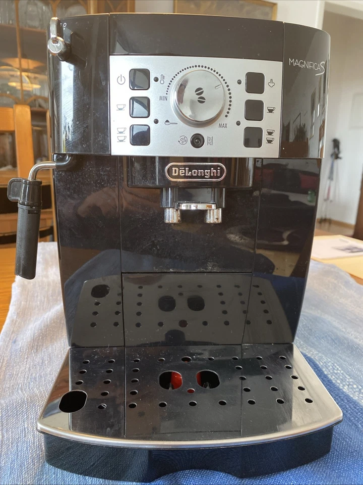 De'Longhi Magnifica S ECAM 22.110.B Kaffeevollautomat mit Milchaufschäumdüse