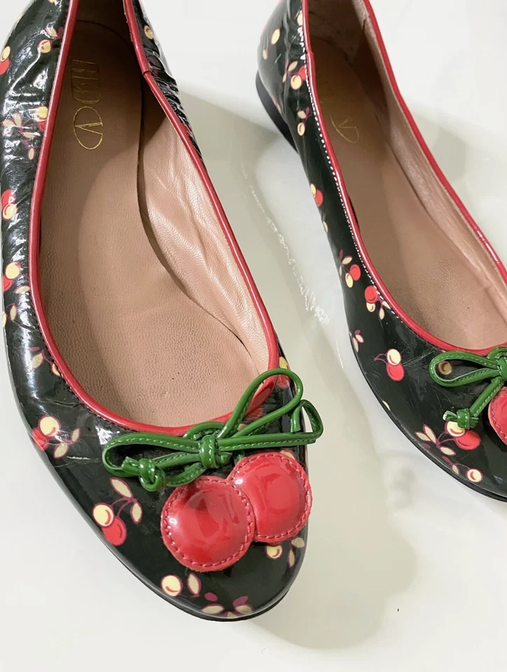 КРАСНЫЙ VALENTINO вишневый принт Appliqué лакированная кожа рокабилли балетки 37 7 - Изображение 4 из 4